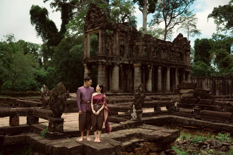 ប្រាសាទបុរាណ · The couple before an ancient temple façade